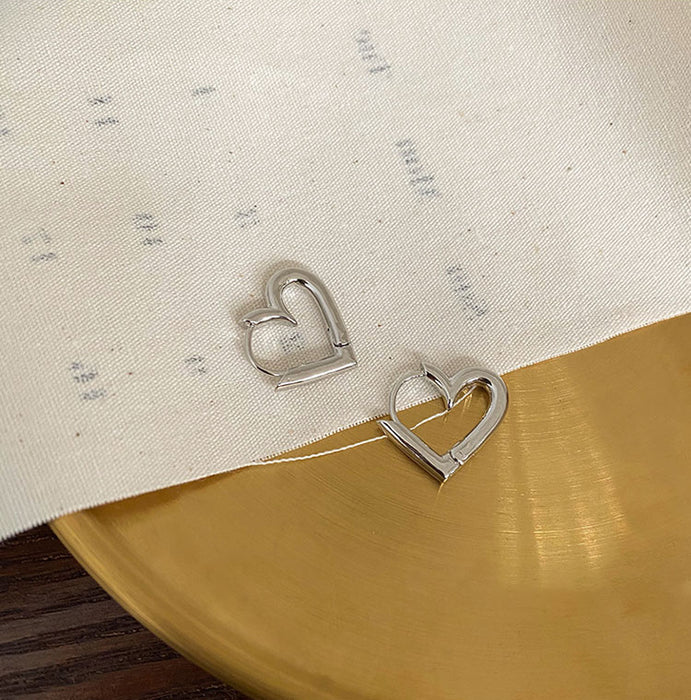 Wholesale Hollow out heart-shaped earrings for women with simple and delicate silver needle ear loops