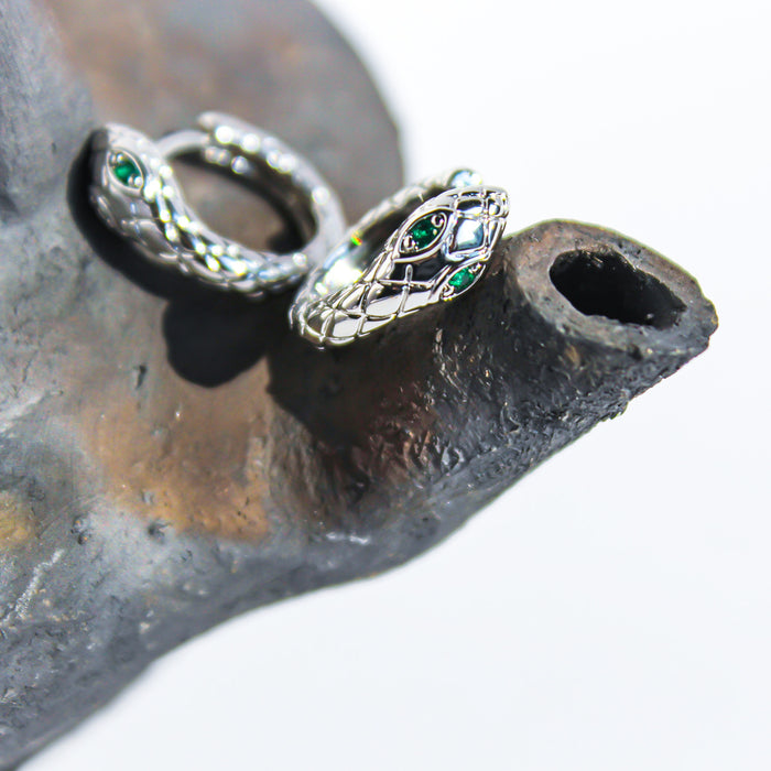 Wholesale Unique and niche personality snake earrings, green zircon eyes, snake shaped ear buckles