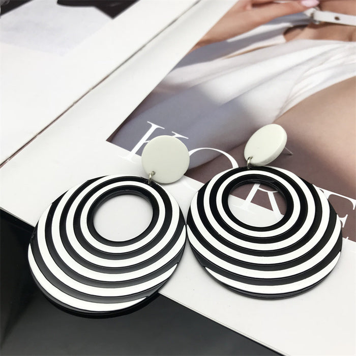 Wholesale Acrylic Black and White Contrasting Oval Long Earrings JDC-ES-FaXin009