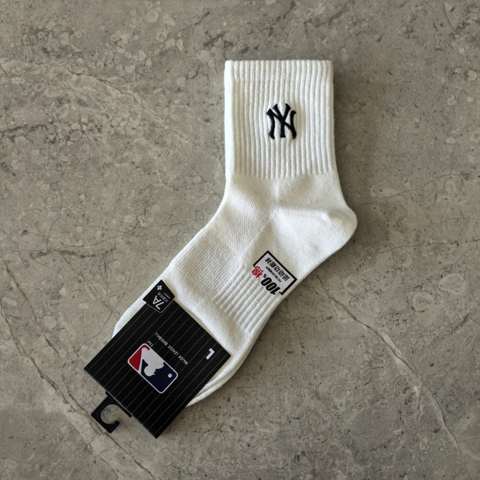 Wholesale Embroidered socks, mid tube sports socks, letter casual