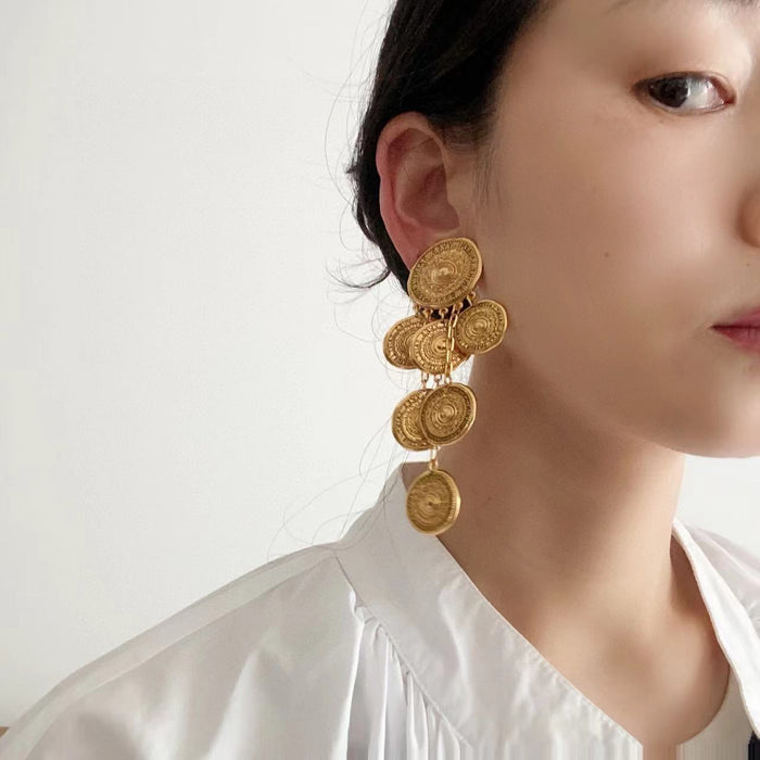 Wholesale Small niche retro round gold coin earrings, simple, fashionable, exaggerated style, medieval large ear clip