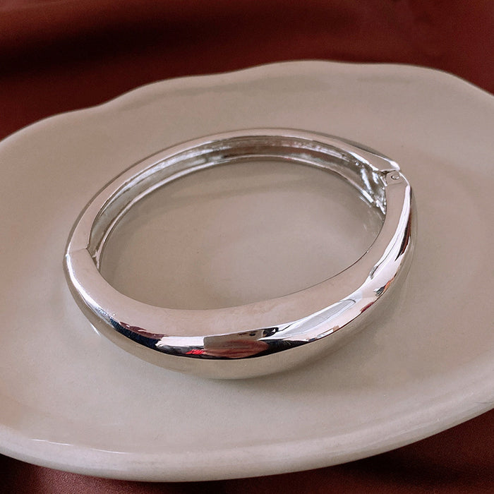 Wholesale Metal bracelet temperament light luxury high sense bracelet niche personality exaggerated jewelry women