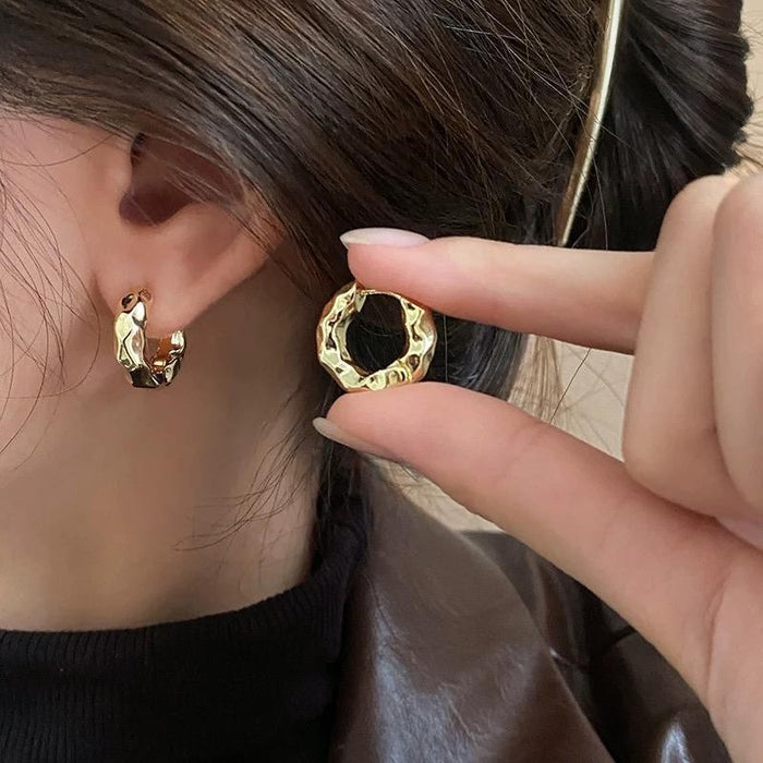 Wholesale Metallic texture small circle ear buckle earrings, light luxury, niche design, high-end retro earrings, ear accessories