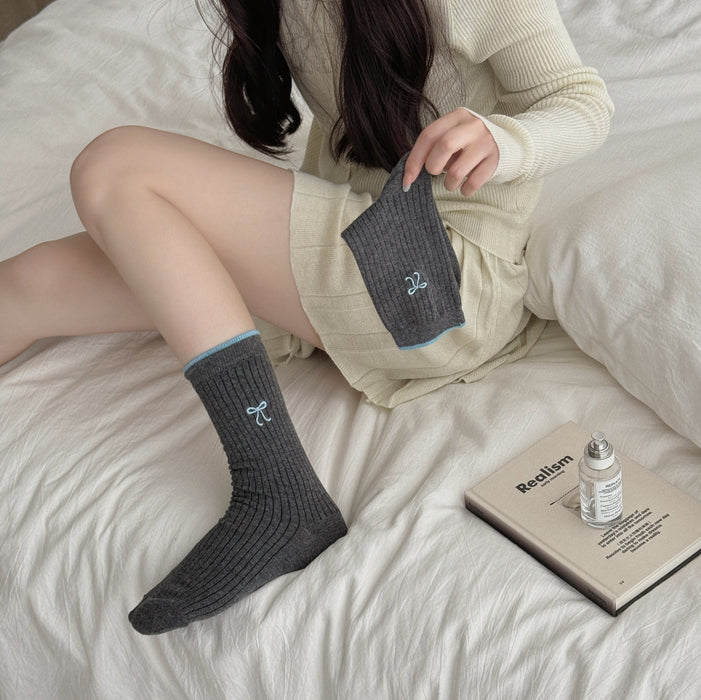 Wholesale Color blocked embroidery bow pile socks