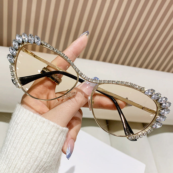 Wholesale Metal studded diamond cat eye sunglasses, fashionable sunglasses
