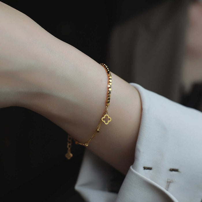 Wholesale Light luxury four leaf clover titanium steel bracelet for girls with fashionable temperament, semi spliced new exquisite bracelet