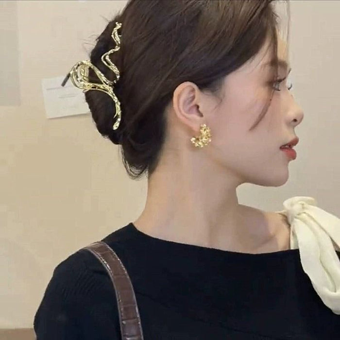 Wholesale New Silver Needle Earrings Flower C-Ring Earrings Light Luxury Style Earrings