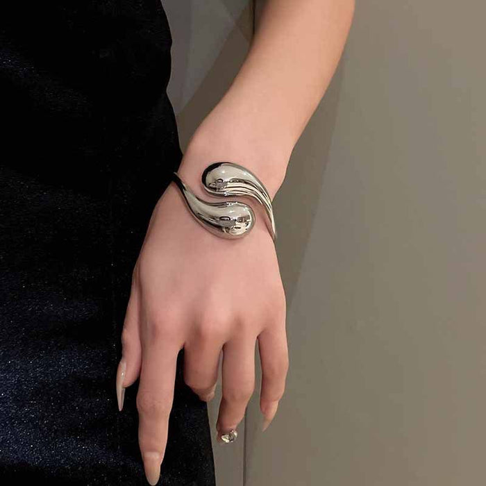 Wholesale Metal bracelet temperament light luxury high sense bracelet niche personality exaggerated jewelry women