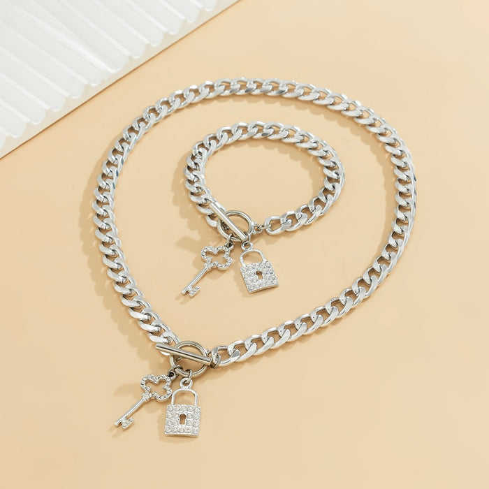 Wholesale Metal heart necklace, fashionable diamond studded lock pendant, collarbone chain