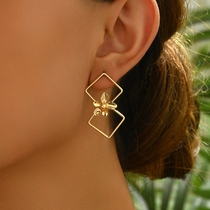 Wholesale Fashionable dangling earrings are elegant, simple, and fashionable. Flower earrings are lightweight and do not fall off the ears