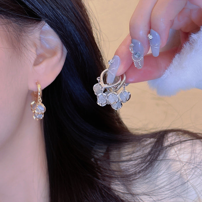 Wholesale Elegant design sense, high-end earrings, cool style, light luxury ear buckle