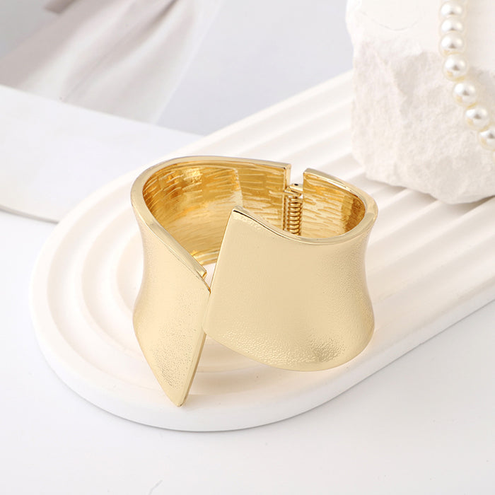 Wholesale Wholesale of wide face jewelry bracelets, personalized accessories, exaggerated symmetrical electroplated bracelets, open alloy bracelets