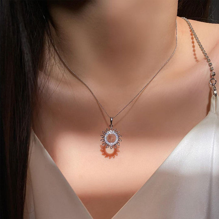 Wholesale Fashion and versatile jewelry with diamond inlaid pendant, alloy sun circular simple necklace