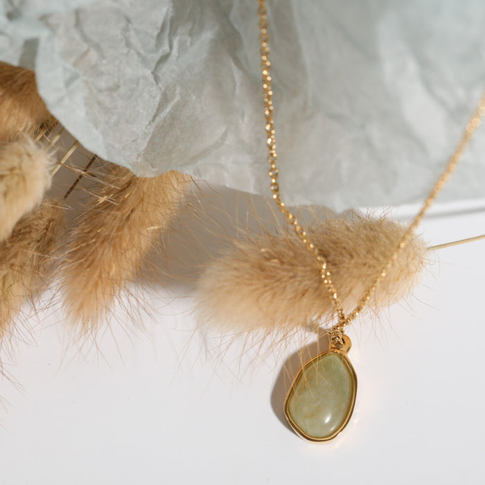 Wholesale Irregular Fresh Green Aventurine Pendant Necklace Clavicle Chain Gold Plated Necklace