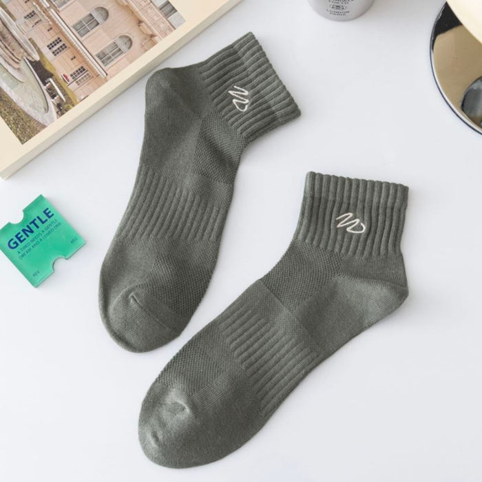 Wholesale Minimalist low cut short tube socks embroidered with letters, trendy sports