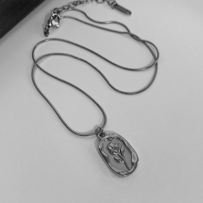 Wholesale Titanium steel necklace, simple square brand rose collarbone chain, summer high-end feeling, can be layered and paired with accessories