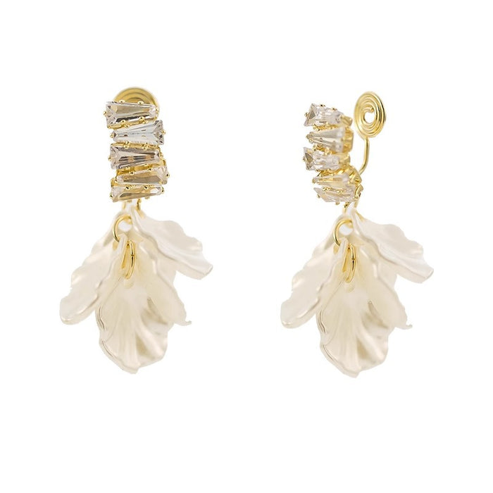 Wholesale Luxurious shell flower earrings with fashionable temperament and ear clips without ear holes, exuding a sense of luxury