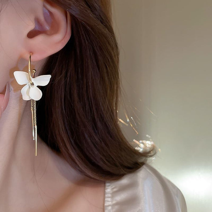 Wholesale New silver needle white flower earrings asymmetrical earrings with a niche design sense