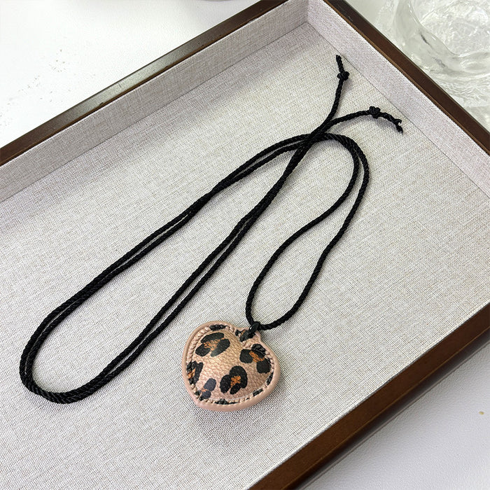 Wholesale Leather heart necklace with peach hearts, versatile and adjustable heart-shaped necklace