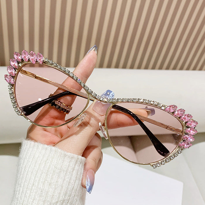 Wholesale Metal studded diamond cat eye sunglasses, fashionable sunglasses