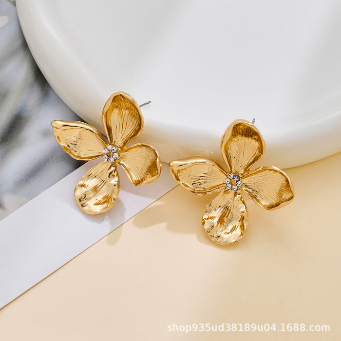 Wholesale Vintage pleated flower earrings set with diamonds, simple and elegant metal earrings