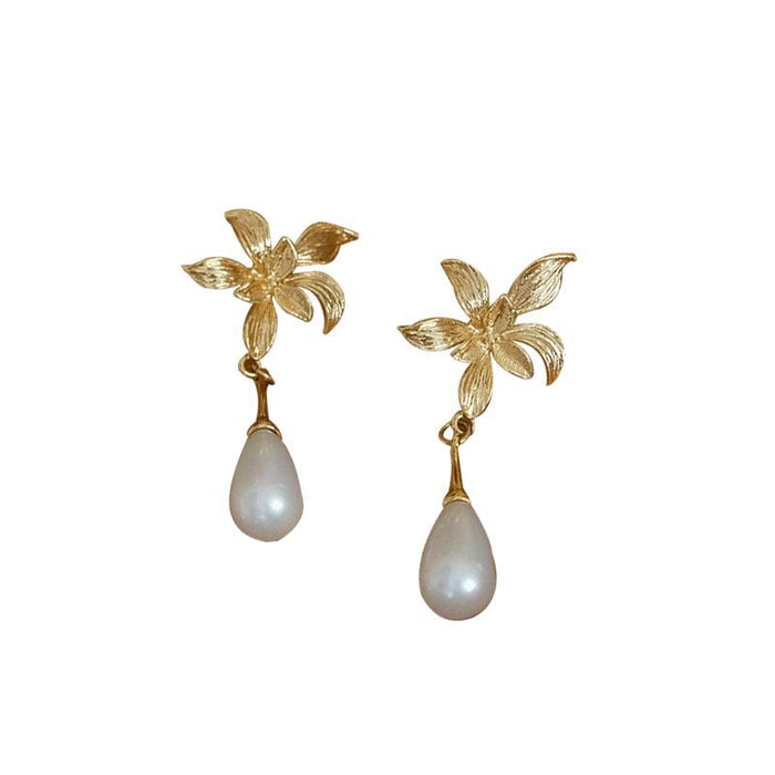 Wholesale Original niche flower imitation pearl earrings with silver needles, light luxury, high-end feel, niche design, retro earrings