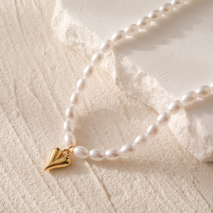 Wholesale New pearl heart pendant necklace with a niche and elegant temperament