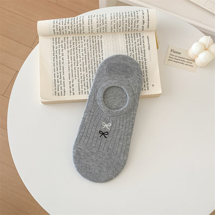 Wholesale Ship socks with anti slip and cotton heel, women's shallow mouth socks, gray cartoon embroidery, invisible