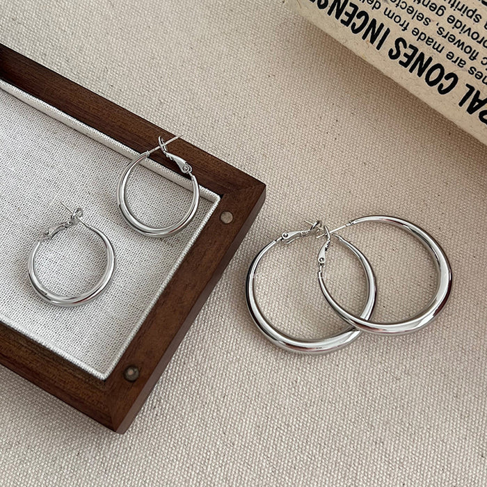 Wholesale Plain ring earrings, light luxury, high-end feel, fashionable earrings with earrings