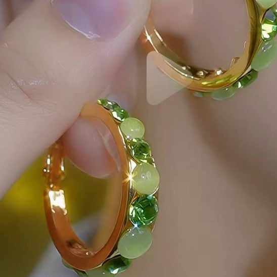 Wholesale Water diamond earrings exude a luxurious and versatile temperament, with a niche gradient earring design