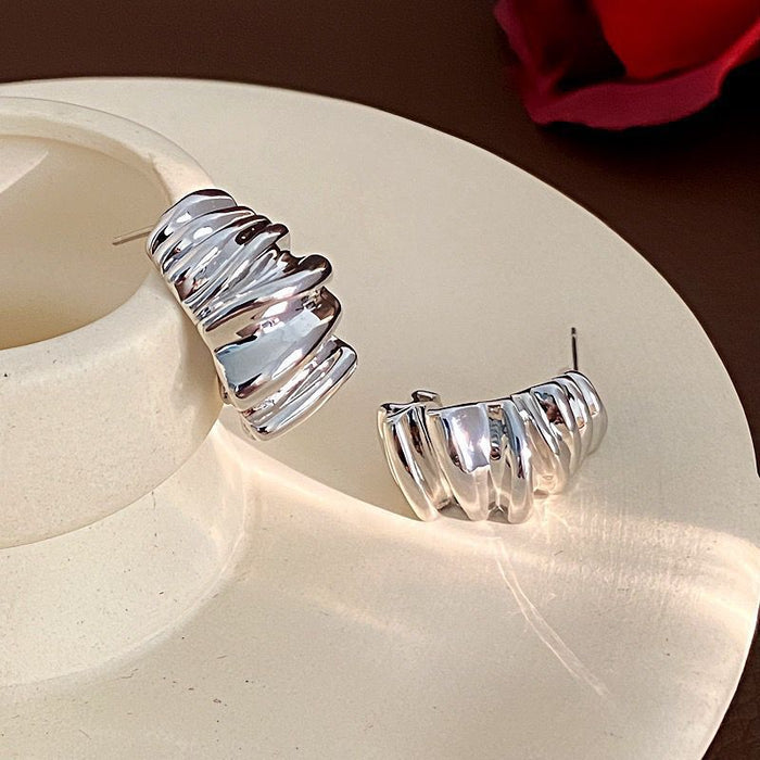 Wholesale High end pleated unique design earrings with Western style, light luxury, niche, irregular earrings, simple C-shaped earrings wholesale