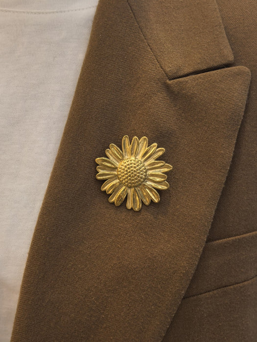 Wholesale Stainless steel sunflower brooch 18K gold-plated light luxury fashion