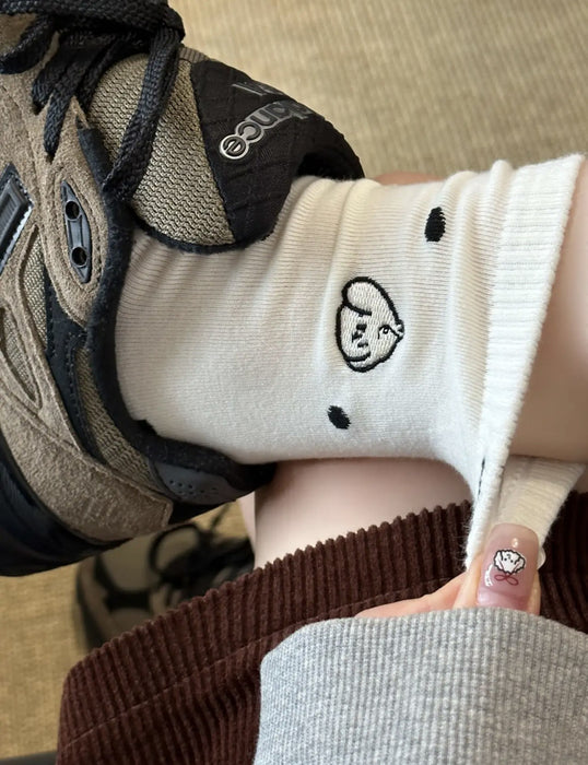 Wholesale Fashionable polka dot embroidery mid tube socks, simple and versatile stacking socks