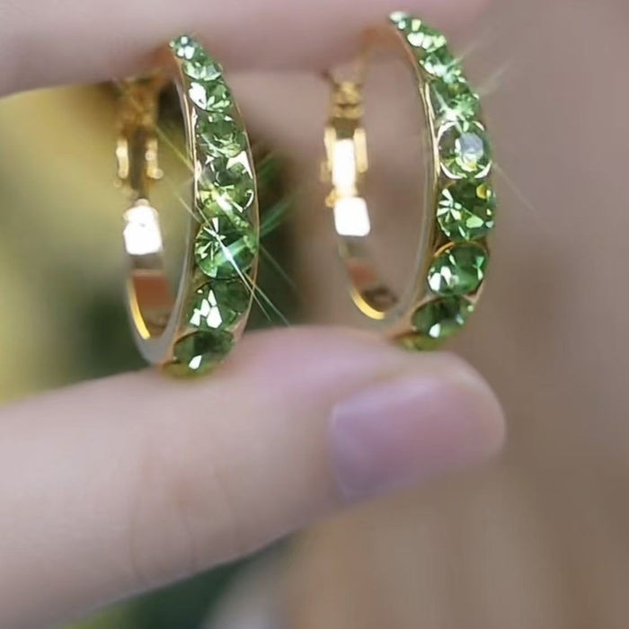 Wholesale Water diamond earrings exude a luxurious and versatile temperament, with a niche gradient earring design