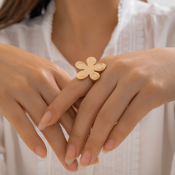 Wholesale Disc pleated metal ring Simple irregular niche flower jewelry