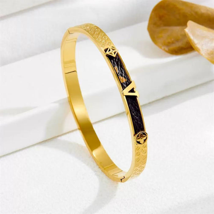 Wholesale V-Shaped Leather Titanium Steel Bracelet Jewelry