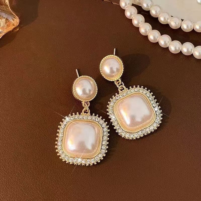 Wholesale Retro Love Pearl Earrings with a Light Luxury Charm, Fashionable and Personalized Earrings
