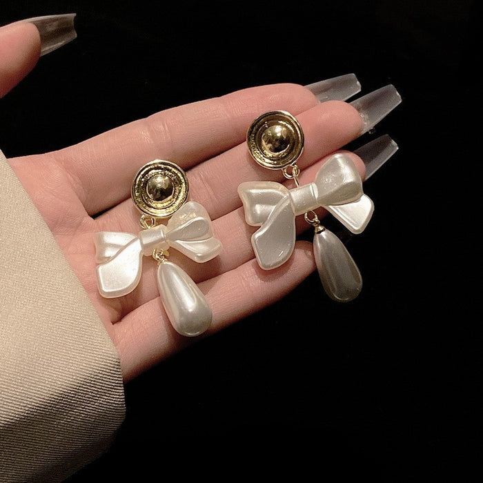 Wholesale Retro bow pearl earrings are fashionable, exquisite, versatile, and high-end geometric earrings and ear accessories