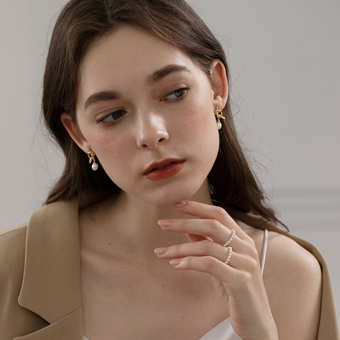 Wholesale Pure silver earrings with a luxurious design and gold-plated pearl earrings for women