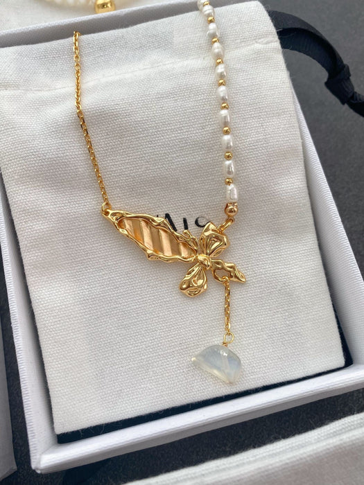 Wholesale Pearl necklace for women, light luxury, niche design, high-end feeling, collarbone chain, retro necklace, sweater chain, accessory