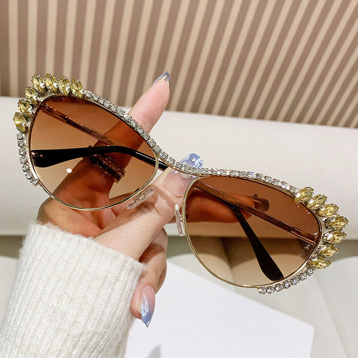 Wholesale Metal studded diamond cat eye sunglasses, fashionable sunglasses