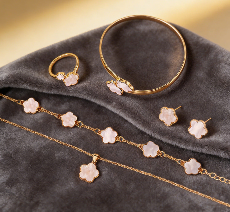 Wholesale Lucky Clover Flower Design 5-Piece Jewelry Set Alloy Electroplated Fashion Accessory