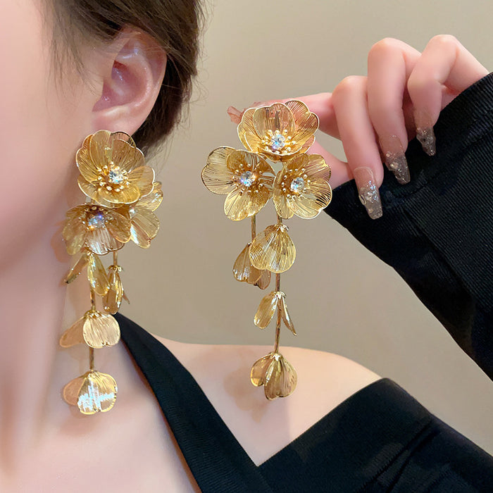 Wholesale Golden flower ear clip with exaggerated high-end feel, metal long tassel earrings, retro no ear hole earrings