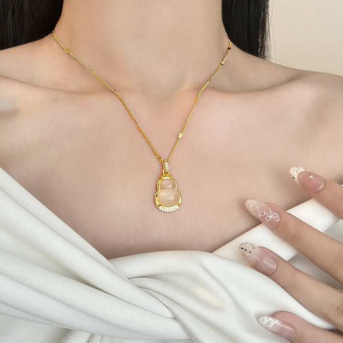 Wholesale The necklace has a simple temperament and a sense of luxury, with a retro and versatile collarbone chain