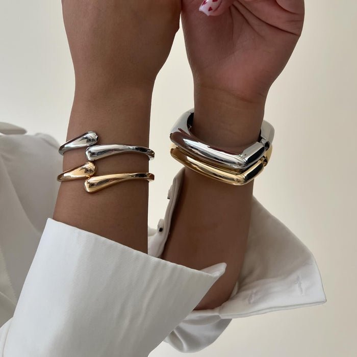 Wholesale Minimalist alloy square bracelet with exaggerated personality, metal wind spring opening bracelet