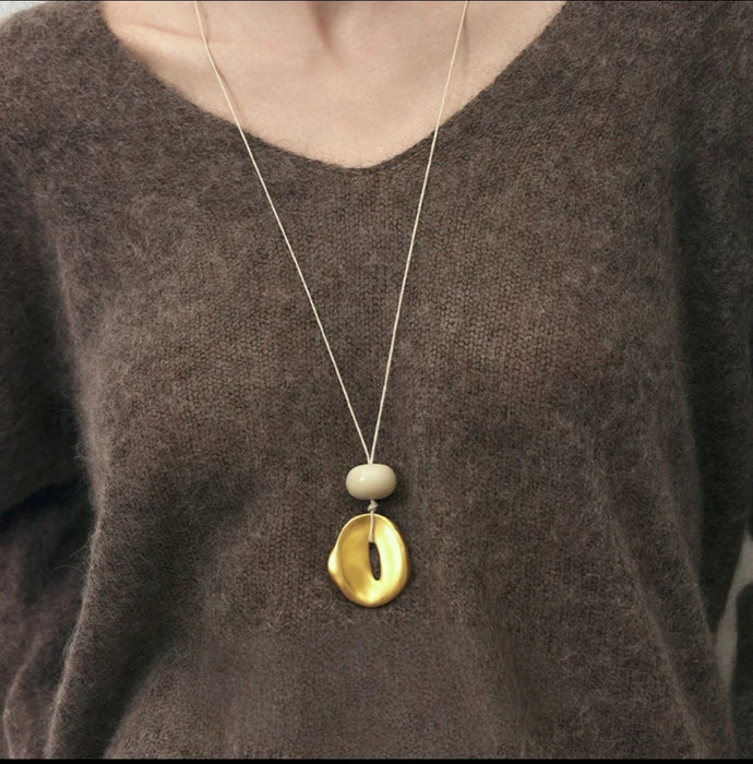 Wholesale High end luxury pendant necklace with a female niche design and temperament, long sweater chain, simple and fashionable commuting necklace