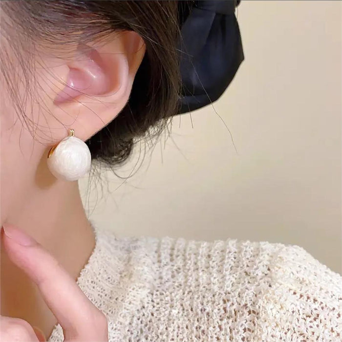 Wholesale Small and niche temperament, light luxury, high-end feeling, ear buckle, round earrings