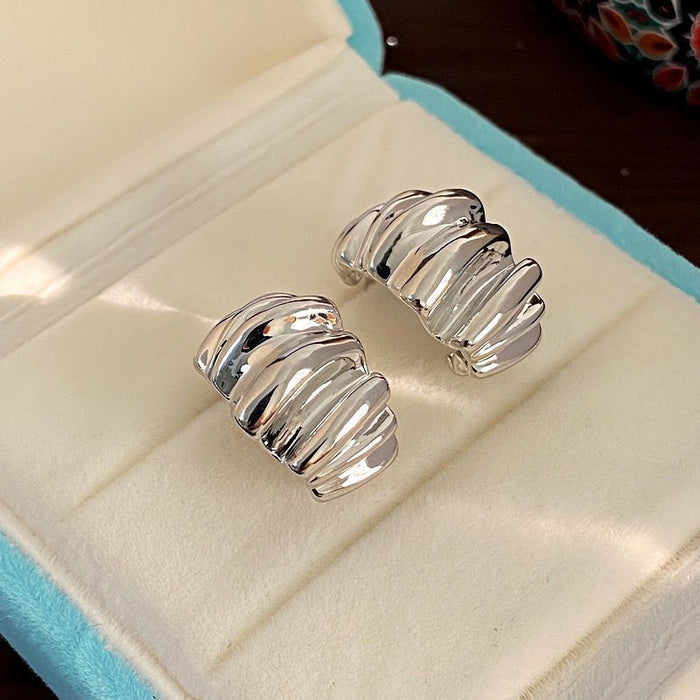 Wholesale High end pleated unique design earrings with Western style, light luxury, niche, irregular earrings, simple C-shaped earrings wholesale