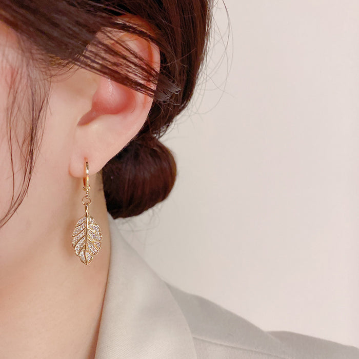 Wholesale Trendy and fashionable ear buckle with feminine design, slightly inlaid with zircon