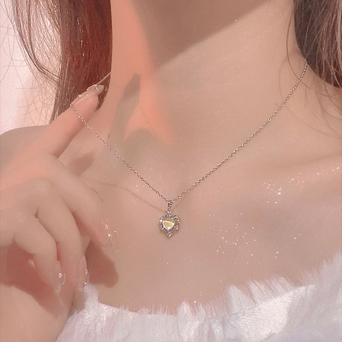 Wholesale Fashionable gradient moonstone heart-shaped necklace with hollowed out atmosphere, collarbone chain, neck chain